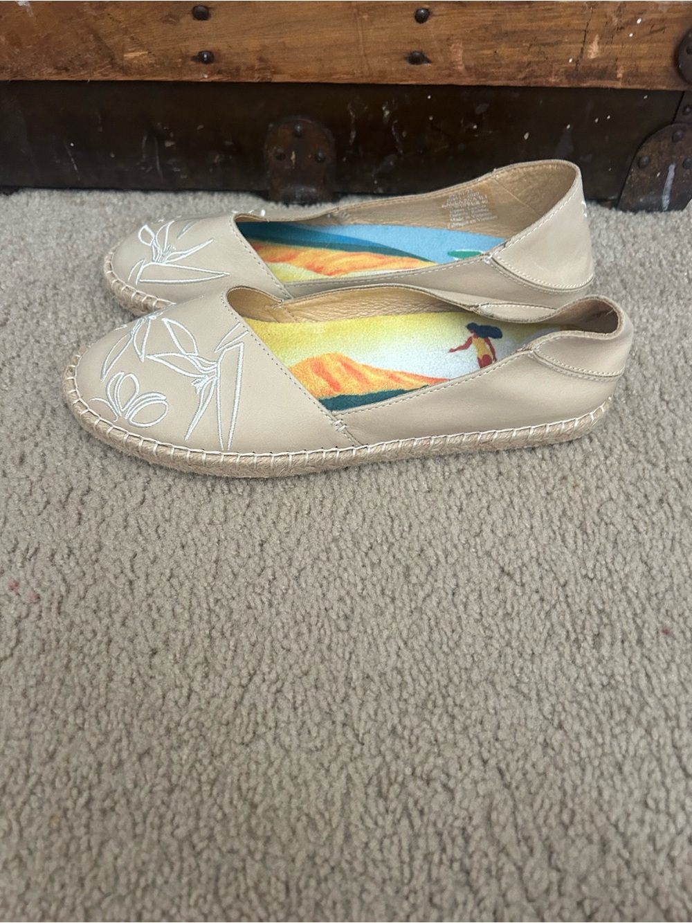 OluKai Women's Slip-On Flats Beige Floral Embroidered Rubber Sole US 10